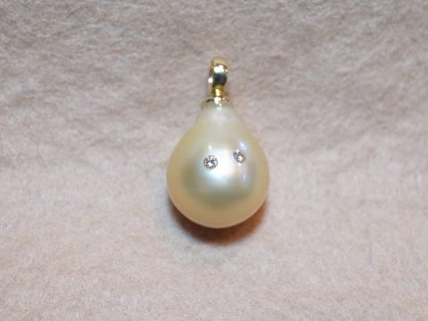 真珠の凹み部分にダイヤモンドがキラリ