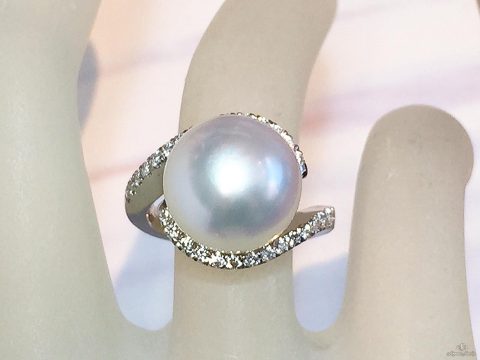 パールのカーブに沿って細かいダイヤをアレンジ