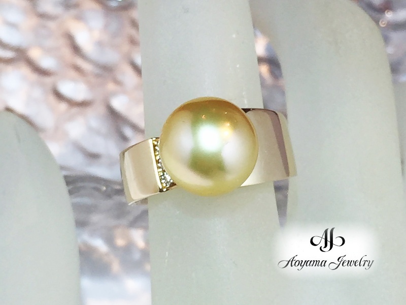 【着用イメージ】一部オープンになっているおしゃれなデザイン。断面にはダイヤを入れました。