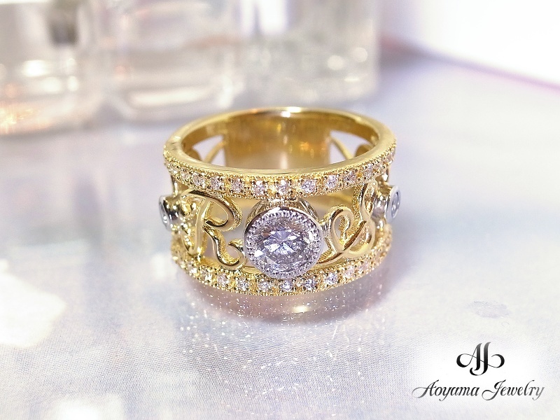 透かしのダブルイニシャルリング