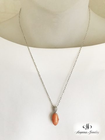 【着用イメージ】シンプルな形なので、チェーンはロングでもショートでも