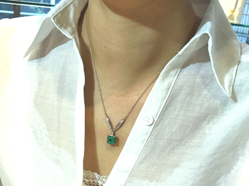 【着用イメージ】エメラルドの綺麗なお色がアクセントのシンプルなVラインネックレス